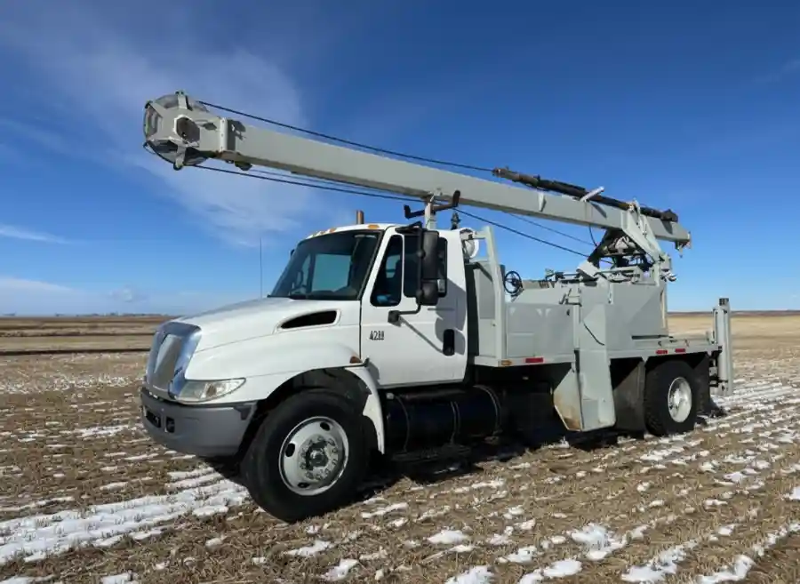 2003 International 4300 Swabbing Rig